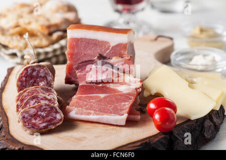 Südtiroler Spezialitäten auf Holz Stockfoto