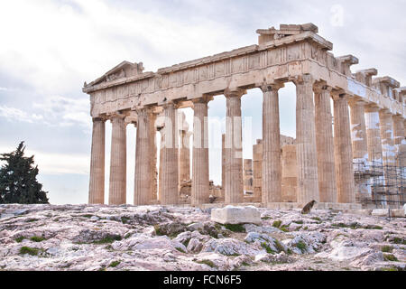 Der Parthenon ist ein ehemaliger Tempel auf der Athener Akropolis, Griechenland. Stockfoto