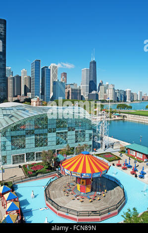 Chicago, Lake Michigan, Illinois, United States of America, Usa, wave Swinger am Navy Pier und Skyline und John Hancock Center Stockfoto