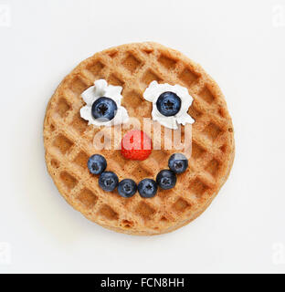 Waffel mit ein glückliches Gesicht gemacht aus frischen Früchten Stockfoto