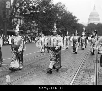 Ku Klux Klan. Hiram Wesley Evans (Mitte), Grand Wizard des Ku Klux Klan von 1922 bis 1939, führt einen Marsch auf der Pennsylvania Avenue in Washington DC auf 13. September 1926 Stockfoto