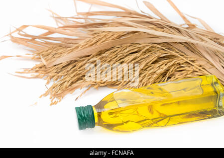 Reiskleieöl in Flasche Glas mit Reisfeld auf weiß Stockfoto