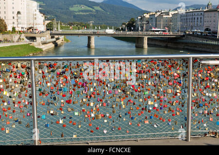 Brücke mit Liebe Schlösser und Salzach in in Salzburg, Österreich. Stockfoto