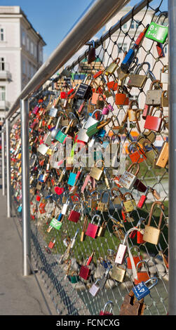 Brücke mit Liebe Schlösser und Salzach in in Salzburg, Österreich. Stockfoto