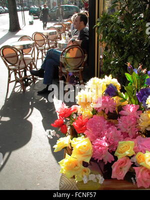 AJAX-NEWS-FOTOS. PARIS, FRANKREICH - IN DER SONNE UNTER - CAFE ON BOULEVARD POISSONNIERRE IM JUNI.   FOTO: JONATHAN EASTLAND/AJAX.  REF: DLX1/20206/477 Stockfoto