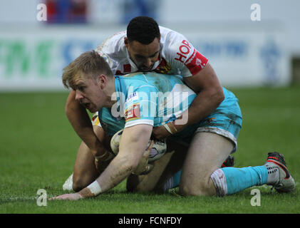 John Smiths Stadion, Huddersfield, UK 23. Januar 2016. Huddersfield Riesen V Katalanisch Drachen Super League Pre-Saison 2016 freundlich. Aaron Murphy von Huddersfield Riesen gegen Katalanisch Drachen Kredit angegangen: Stephen Gaunt/Touchlinepics.com/Alamy Live News Stockfoto