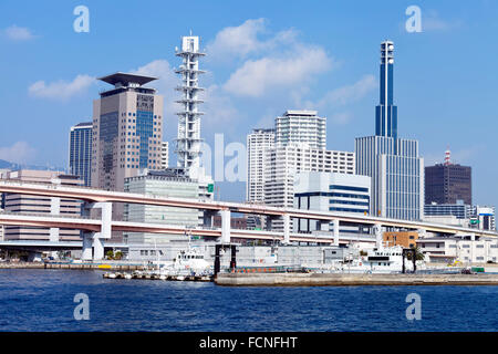 Waterfront Stadtbild von Meer Hafen Stadt Kobe Japan in der Präfektur Hyogo mit Überführung Brücke, Bürogebäuden und Seehafen Stockfoto