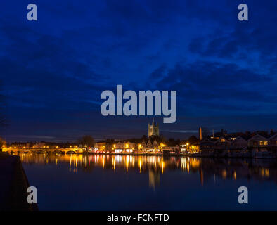 Sonnenuntergang über der Themse mit Oxfordshire Stadt von Henley on Thames im Hintergrund. Abendhimmel ist blau und die Stadt spiegelt sich im Fluss Stockfoto