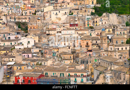 historischen barocken Hügel Stadt von Ragusa Ibla im südöstlichen Sizilien Italien Stadtbild, alte alte bunte Häuser, mittelalterliche Kirchen Stockfoto
