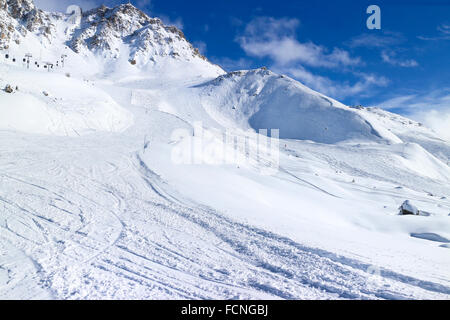 Ski-Snowboard-Pisten, verschneite Berggipfel in hohen Alpen Resort des Trois Vallées in Frankreich Stockfoto