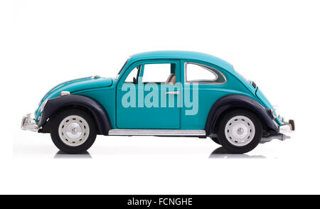 VW Käfer in blau sterben gegossen Modell auf einem weißen Hintergrund. Stockfoto