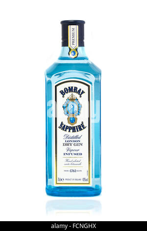 Flasche Bombay Sapphire Gin auf weißem Hintergrund Stockfoto