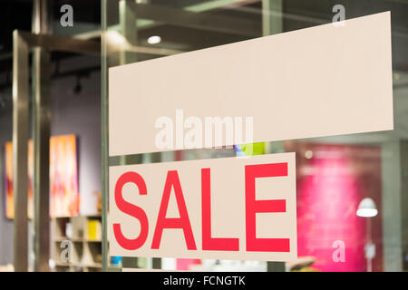 Weiße leere Plakat (Leerraum) mit Verkaufsschild vor der shop Stockfoto
