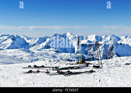 Skier mit Stöcken auf drei Täler der Alpen Resort, Frankreich mit schneebedeckten Bergkette Winterpanorama auf sonnigen Tag anzeigen Stockfoto