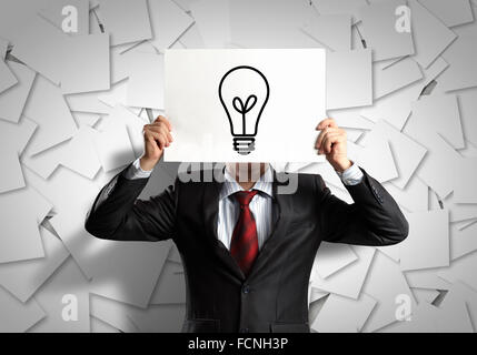 Bild der Geschäftsmann mit Message-Board gegen Gesicht. Konzeptionelle Foto Stockfoto