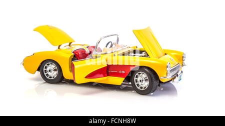 1957 gelb Chevrolet Corvette Cabrio auf weißem Hintergrund Stockfoto