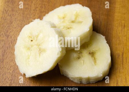 In Scheiben geschnittenen Bananen auf hölzernen Hintergrund Stockfoto