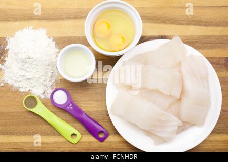 Pollock roh in Scheiben geschnitten, Fisch und andere Zutaten zum Braten Stockfoto