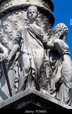 Paris Frankreich Place du Chatalet Fontaine De Palmier feiert französische Siege im Kampf Statue auf Basis der Säule Stockfoto