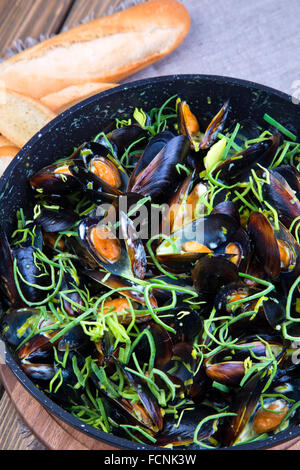 Muscheln in Wein gekocht Stockfoto