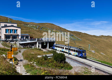 Zahnradbahn Zug an der Station des Rochers-de-Naye schließen, um den Gipfel des Berges, der Schweiz, Europa Stockfoto