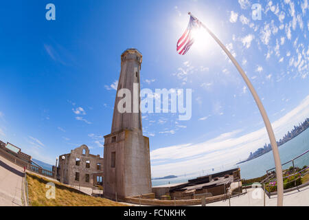 Alt und einige zerstörte Gebäude in Alcatraz Stockfoto