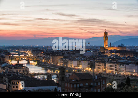 Eine Ansichtskarte von Florenz Panorama kurz nach Sonnenuntergang mit der Skyline von seinen berühmten Monumenten und Fluss Arno Stockfoto