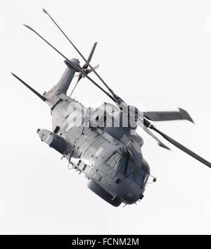 ZH828, ein AgustaWestland Merlin HM1 der Royal Navy, zeigt über Ayr während der schottischen Airshow im Jahr 2014. Stockfoto