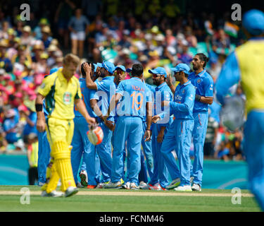 Sydney, Australien. 23. Januar 2016. Indischen Spieler feiern einen Fang von #45 Rohit Sharma (IND) der australische Kapitän #49 Steve Smith an der Sydney Cricket Ground für One Day International zwischen Australien und Indien auf dem Sydney Cricket Ground in Sydney. © Aktion Plus Sport/Alamy Live-Nachrichten Stockfoto