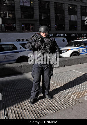 Eine bewaffnete Frau New York City Polizist mit einem Maschinengewehr in Times Square, New York Stockfoto