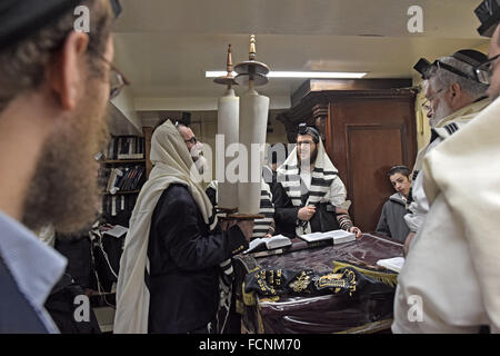 Nach einer Lesung ist eine Tora-Rolle angehoben und an die Gemeinde angezeigt. In Brooklyn, New York. Stockfoto