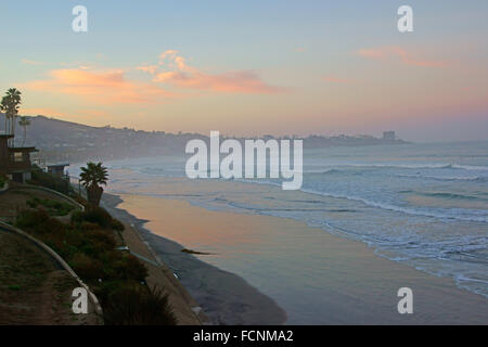 Strand bei Winter Sonnenaufgang an einem nebligen Morgen in La Jolla, San Diego, Kalifornien Stockfoto