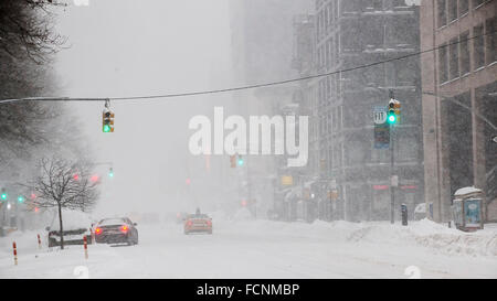 New York, USA. 23. Januar 2016. Verkehr, oder Mangel an der Eighth Avenue in Chelsea in New York im Winter Sturm Jonas auf Samstag, 23. Januar 2016. Bildnachweis: Richard Levine/Alamy Live-Nachrichten Stockfoto