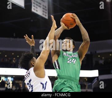 Norfolk, VA, USA. 23. Januar 2016. Marshall Thundering Herde forward James Kelly (24) schießt über Old Dominion Monarchs forward Brandan Stith (25) in der Marshall donnernde Herde Vs Old Dominion Monarchs Spiel im Ted konstante Center in Norfolk, VA. Marshall schlagen Old Dominion 78 / 75. Jen Hadsell/CSM/Alamy Live-Nachrichten Stockfoto