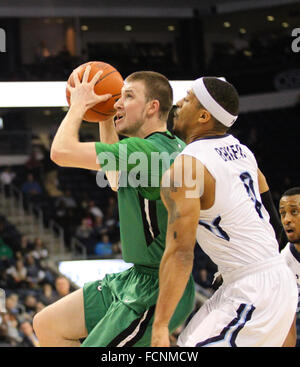 Norfolk, VA, USA. 23. Januar 2016. Marshall donnernde Herde Wache Stevie Browning (2) von Old Dominion Monarchs bewacht wird Jordan Baker (0) zu schützen, während die Marshall donnernde Herde Vs Old Dominion Monarchs Spiel im Ted konstante Center in Norfolk, Virginia Marshall schlagen Old Dominion 78 / 75. Jen Hadsell/CSM/Alamy Live-Nachrichten Stockfoto