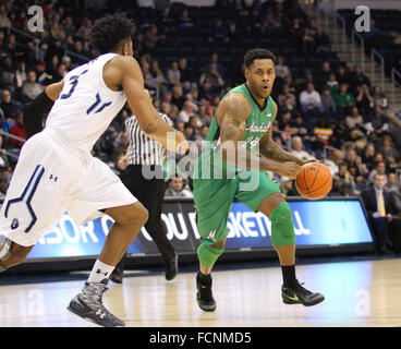 Norfolk, VA, USA. 23. Januar 2016. Marshall Thundering Herde forward James Kelly (24) dribbelt um Old Dominion Monarchs forward Brandan Stith (25) während der Marshall donnernde Herde Vs Old Dominion Monarchs Spiel im Ted konstante Center in Norfolk, VA. Marshall schlagen Old Dominion 78 / 75. Jen Hadsell/CSM/Alamy Live-Nachrichten Stockfoto