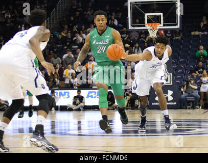 Norfolk, VA, USA. 23. Januar 2016. Old Dominion Monarchs forward Brandan Stith (25) bekommt den Ball von Marshall Thundering Herde forward James Kelly (24) während der Marshall donnernde Herde Vs Old Dominion Monarchs Spiel im Ted konstante Center in Norfolk, VA. Marshall schlagen Old Dominion 78 / 75. Jen Hadsell/CSM/Alamy Live-Nachrichten Stockfoto