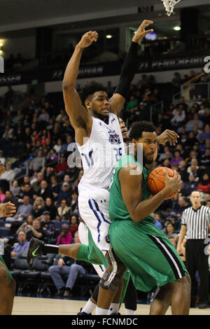 Norfolk, VA, USA. 23. Januar 2016. Marshall donnernde Herde nach vorne bekommt Ryan Taylor (25) den Abpraller von Old Dominion Monarchs forward Brandan Stith (25) während der Marshall donnernde Herde Vs Old Dominion Monarchs Spiel im Ted konstante Center in Norfolk, VA. Marshall schlagen Old Dominion 78 / 75. Jen Hadsell/CSM/Alamy Live-Nachrichten Stockfoto