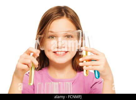 Ein Schulmädchen in sicheren Brillen Chemiestudium Stockfoto