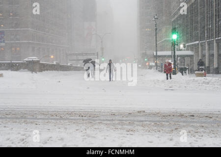 New York City, USA. 23. Januar 2016. Dämmerung in der Stadt fällt, haben Midtown Manhattan Straßen und Gehwege sehr wenige Fußgänger und Autos. Bildnachweis: Patti McConville/Alamy Live-Nachrichten Stockfoto