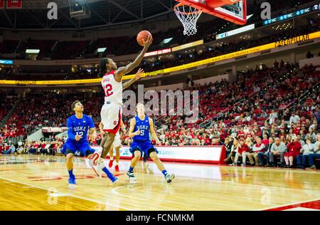NC State guard Anthony "Katze" Barber (12) während der NCAA Basketball-Spiel zwischen die Duke Blue Devils und der NC State Wolfpack PNC Arena am 23. Januar 2016 in Raleigh, North Carolina. Jacob Kupferman/CSM Stockfoto