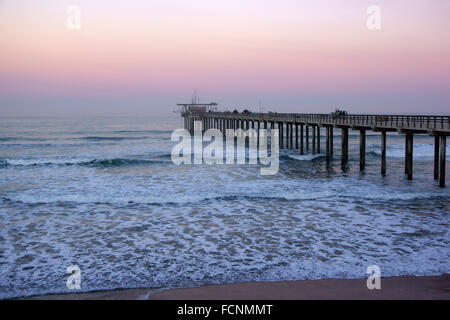 Beach Pier bei Winter Sonnenaufgang an einem nebligen Morgen in La Jolla, San Diego, Kalifornien Stockfoto