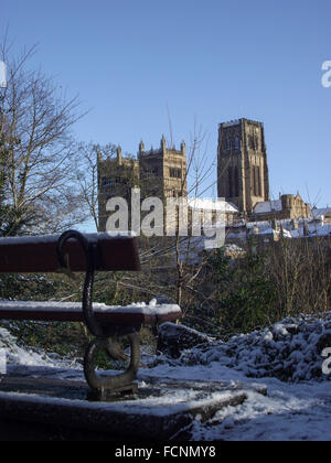 Blick auf Durham Kathedrale von einem Aussichtspunkt über den Fluss tragen während des Winters in Durham, England Stockfoto