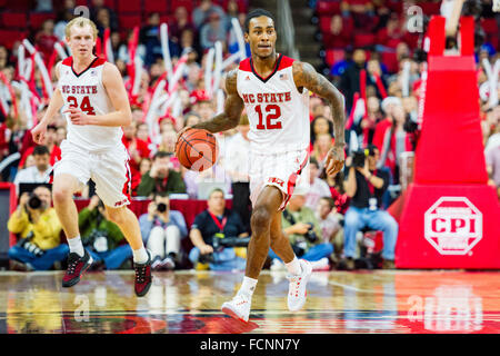 NC State guard Anthony "Katze" Barber (12) während der NCAA Basketball-Spiel zwischen die Duke Blue Devils und der NC State Wolfpack PNC Arena am 23. Januar 2016 in Raleigh, North Carolina. Jacob Kupferman/CSM Stockfoto