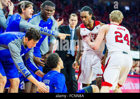 NC State guard Anthony "Katze" Barber (12) und Duke Guard Derryck Thornton (12) Austausch Worte während der NCAA Basketball Spiel zwischen die Duke Blue Devils und der NC State Wolfpack PNC Arena am 23. Januar 2016 in Raleigh, North Carolina. Jacob Kupferman/CSM Stockfoto
