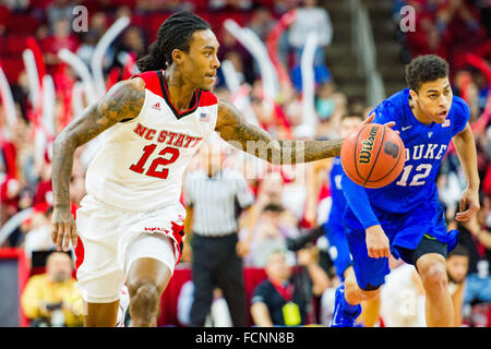 NC State guard Anthony "Katze" Barber (12) während der NCAA Basketball-Spiel zwischen die Duke Blue Devils und der NC State Wolfpack PNC Arena am 23. Januar 2016 in Raleigh, North Carolina. Jacob Kupferman/CSM Stockfoto