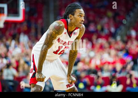 NC State guard Anthony "Katze" Barber (12) während der NCAA Basketball-Spiel zwischen die Duke Blue Devils und der NC State Wolfpack PNC Arena am 23. Januar 2016 in Raleigh, North Carolina. Jacob Kupferman/CSM Stockfoto