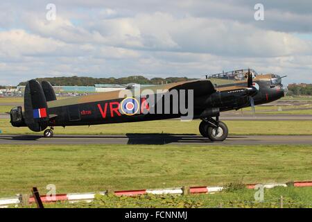 "Kanadische Lancaster" taxis am Flughafen Prestwick, für einen Aufbruch zu einer Flugschau in Irland heraus. Stockfoto