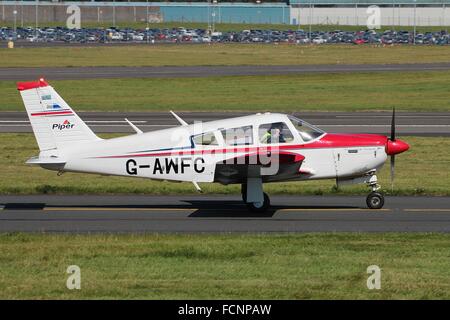 G-AWFC, eine Piper PA-28 Cherokee Arrow taxis vorbei am Flughafen Prestwick in Ayrshire. Stockfoto