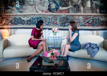 First Lady Michelle Obama trifft sich mit Carla Bruni Sarkozy, Frau des französischen Präsidenten Sarkozy im Palais Rohan 3. April 2009 in Straßburg, Frankreich. Stockfoto